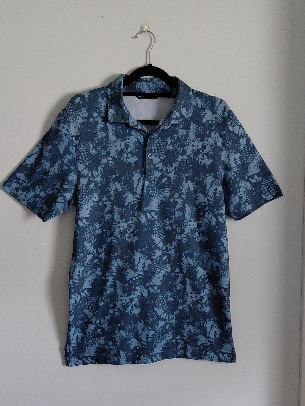 Travis Mathew Mens Featherweight Pineapple Blue Polo Shirt Tropical Golf Medium
